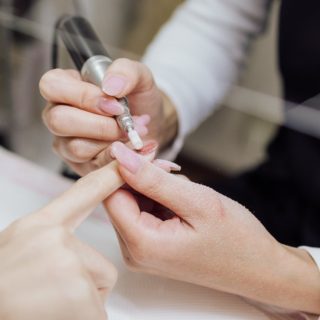 西八王子のネイルサロン エルナ 西八王子徒歩３分持ちの良い育爪ジェルネイル専門 爪を削らず守ります